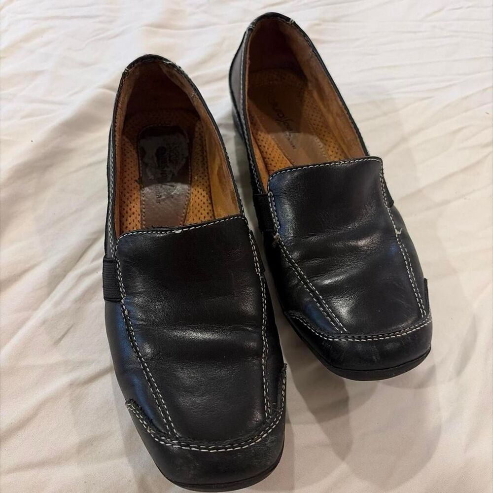 Naturalizer Women's Black and Brown Loafers